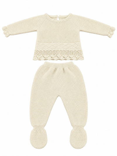 CONJUNTO DE PUNTO PARA BEBÉ CON POLAINA Y DETALLES CALADOS CRUDO