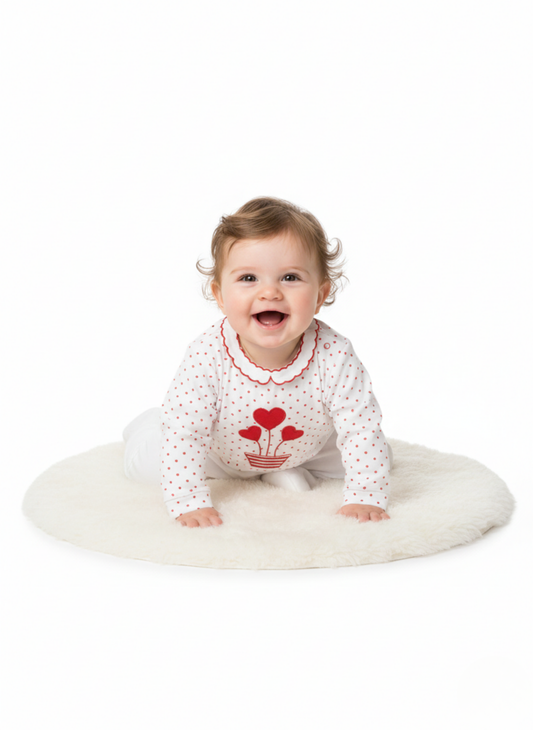 CONJUNTO DE DOS PIEZAS BLANCO Y ROJO DE LUNARES CON CORAZONES