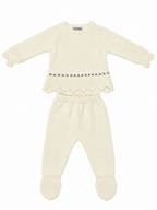 CONJUNTO DE PUNTO PARA BEBÉ CON POLAINA Y DETALLES CALADOS CRUDO