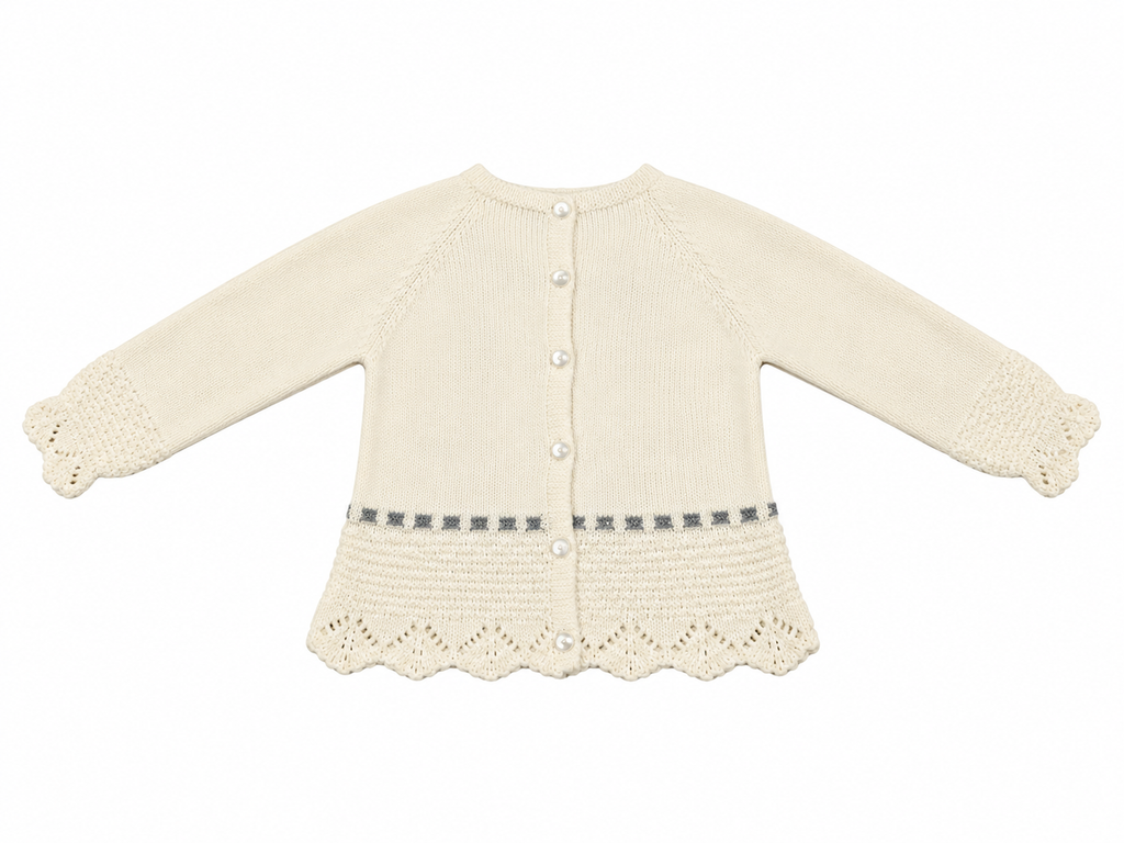 CONJUNTO DE PUNTO PARA BEBÉ CON POLAINA Y DETALLES CALADOS CRUDO
