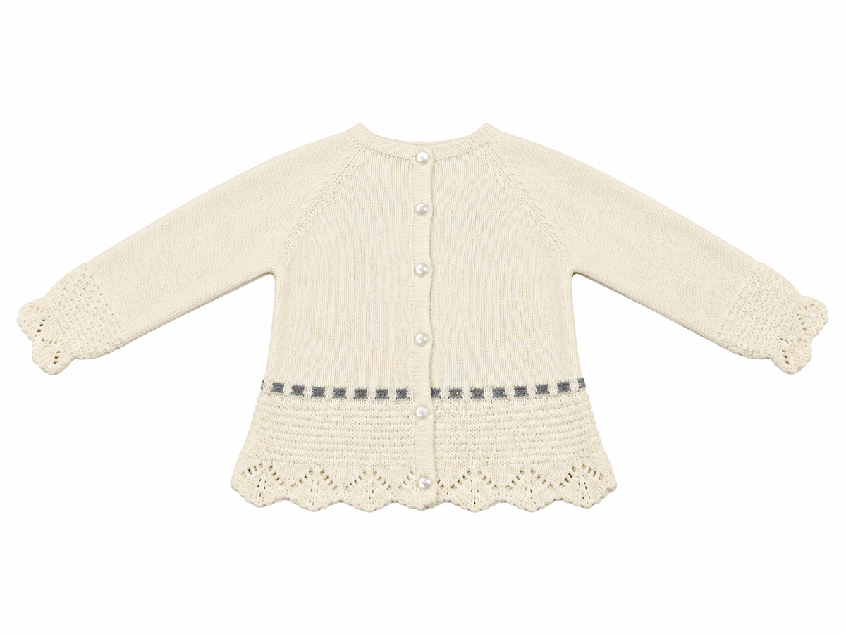 CONJUNTO DE PUNTO PARA BEBÉ CON POLAINA Y DETALLES CALADOS CRUDO