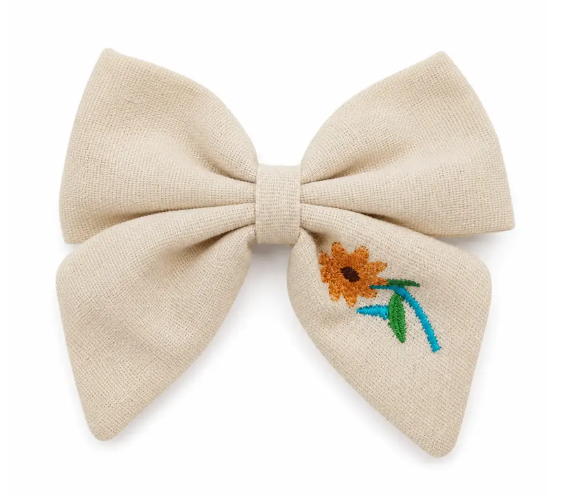 PINZA BORDADA DE FLORES CRUDO