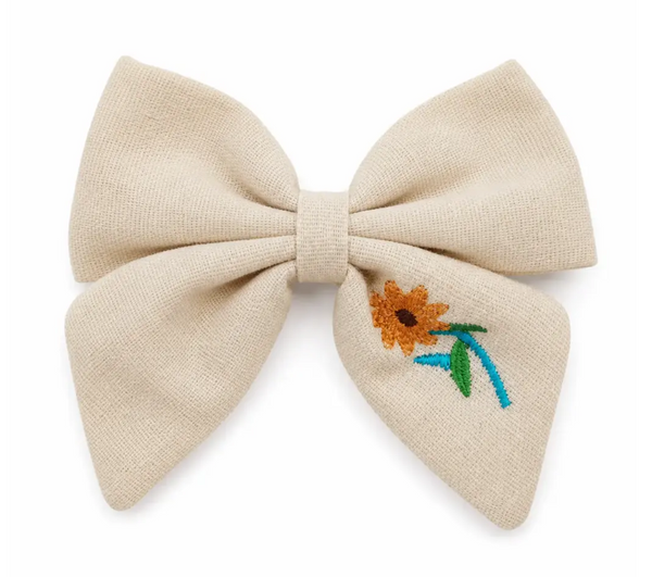 PINZA BORDADA DE FLORES CRUDO