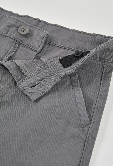 PANTALÓN SARGA DE COLOR GRIS