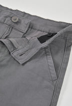 PANTALÓN SARGA DE COLOR GRIS