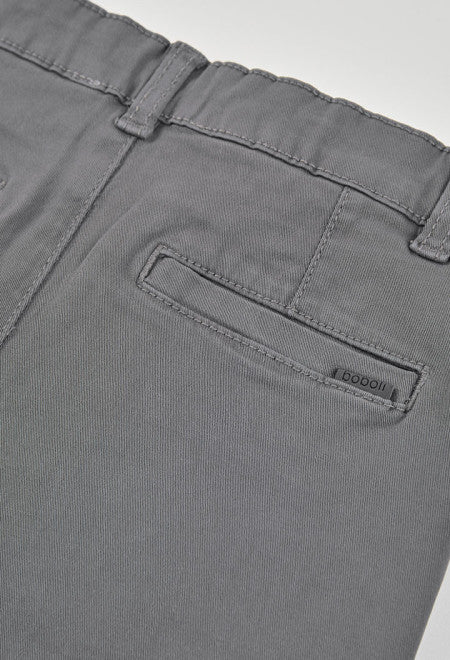 PANTALÓN SARGA DE COLOR GRIS