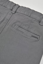 PANTALÓN SARGA DE COLOR GRIS