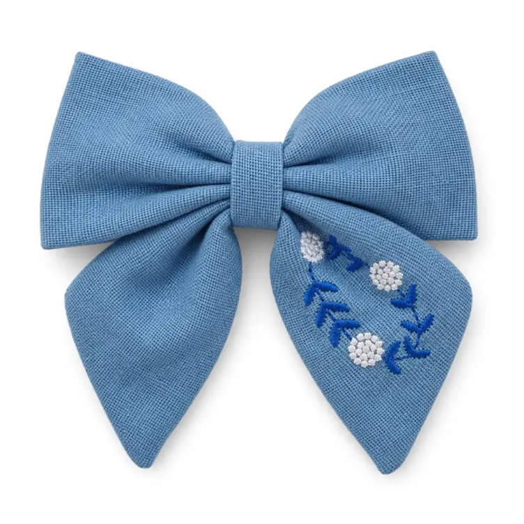 PINZA BORDADA DE FLORES AZUL FRANCÉS
