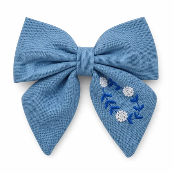 PINZA BORDADA DE FLORES AZUL FRANCÉS