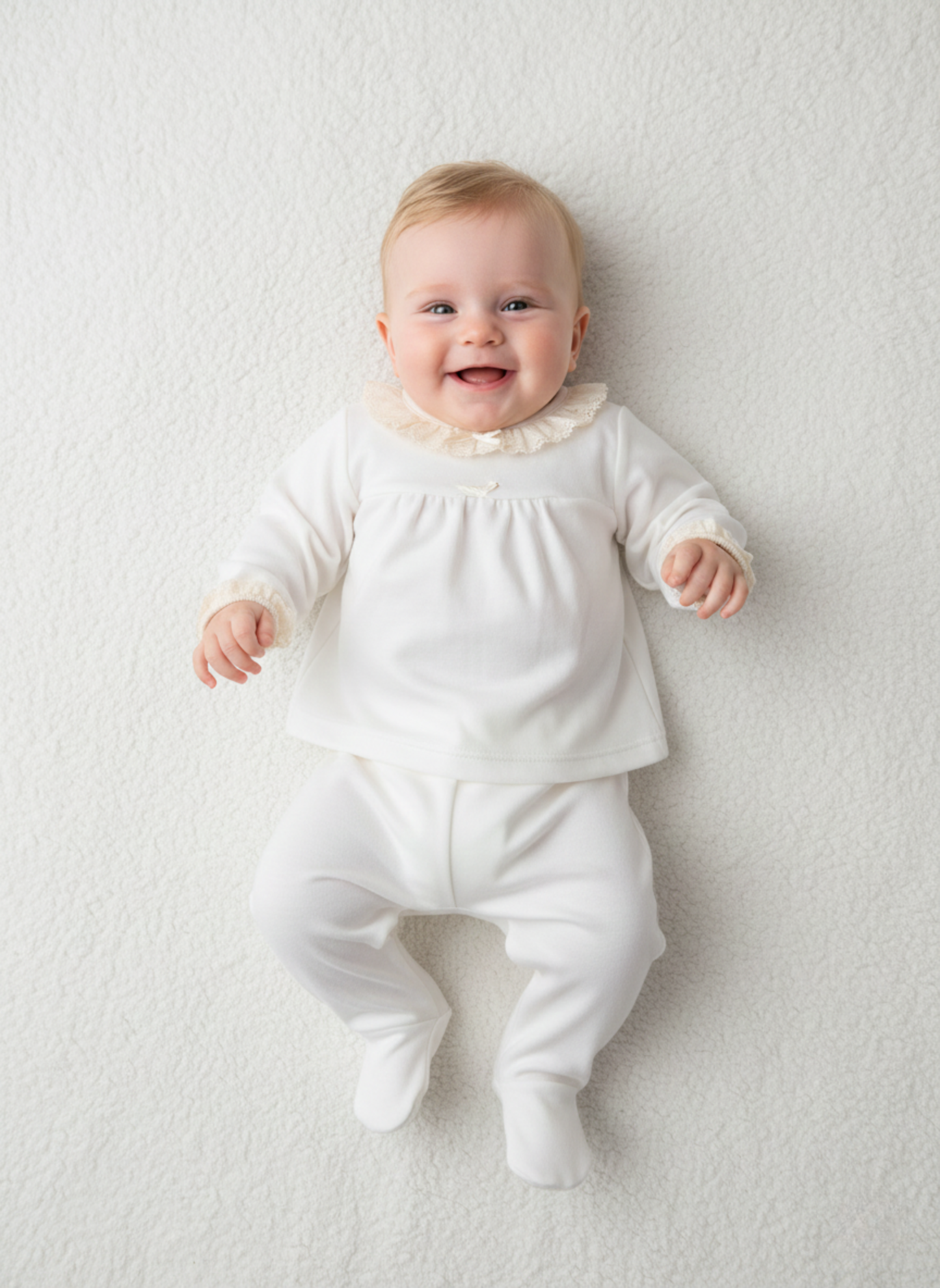 CONJUNTO TOP Y PANTALÓN CRUDO CON DETALLES DE ENCAJE