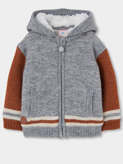 CHAQUETA TRICOTOSA GRIS CON CAPUCHA NIÑO