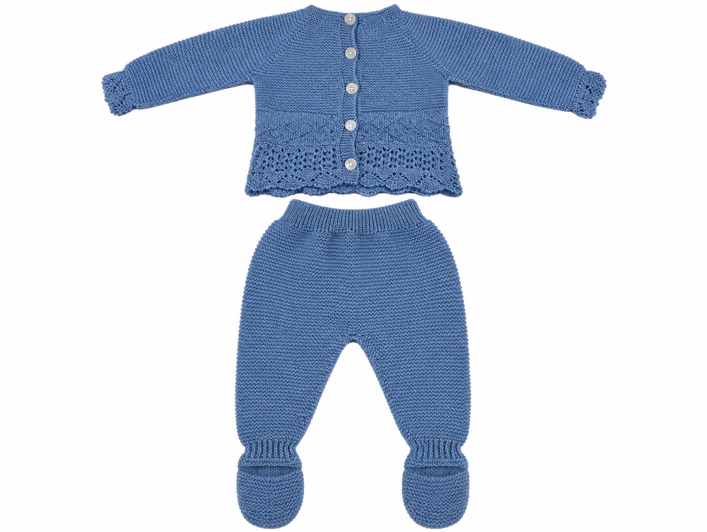 CONJUNTO DE PUNTO PARA BEBÉ CON POLAINA Y DETALLES CALADOS AZUL