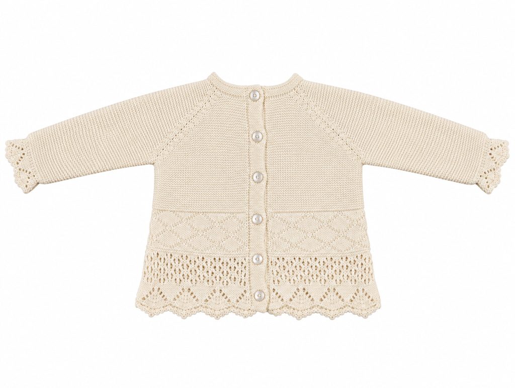 CONJUNTO DE PUNTO PARA BEBÉ CON POLAINA Y DETALLES CALADOS CRUDO