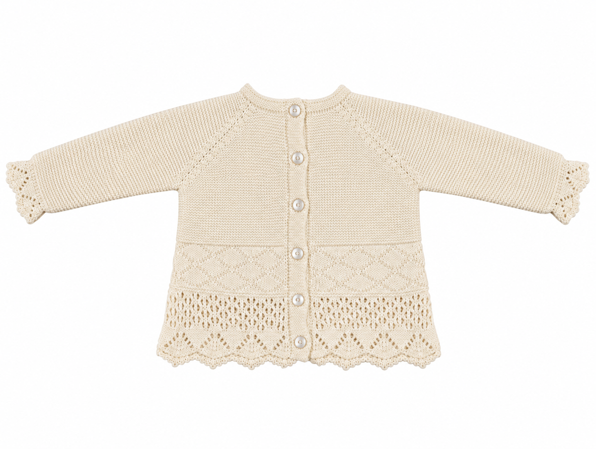 CONJUNTO DE PUNTO PARA BEBÉ CON POLAINA Y DETALLES CALADOS CRUDO