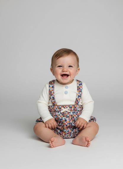 CONJUTO CON PETO DE ESTAMPADO MULTICOLOR