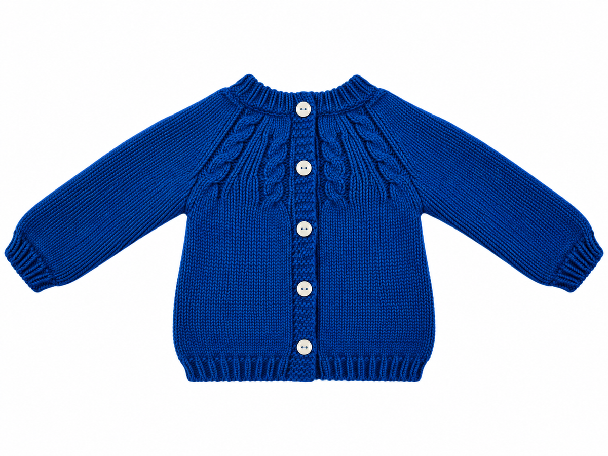 CONJUNTO DE PUNTO PARA BEBÉ CON POLAINA Y DETALLES DE TRENZAS ÍNDIGO