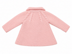 ABRIGO DE PUNTO PARA BEBÉ CON CUELLO Y DETALLES DE TRENZAS ROSA