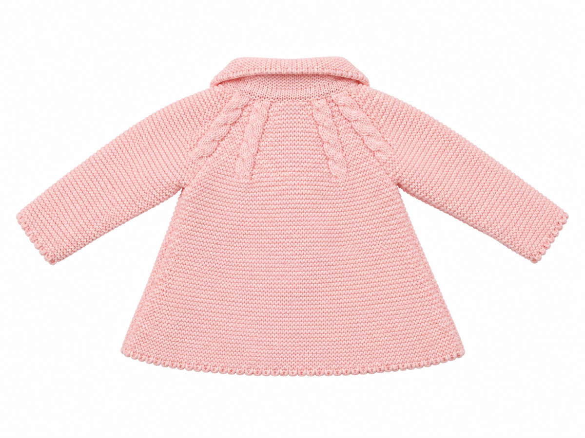 ABRIGO DE PUNTO PARA BEBÉ CON CUELLO Y DETALLES DE TRENZAS ROSA