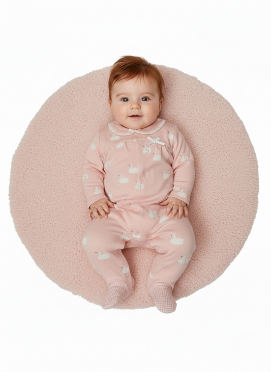 PELELE DE MANGA LARGA ROSA CON ESTAMPADO DE CISNES