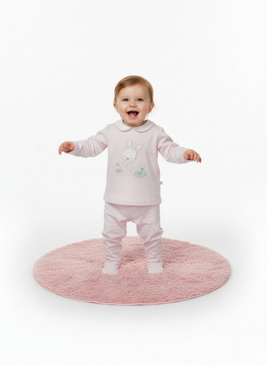 CONJUNTO DE DOS PIEZAS ROSA CON DETALLE DE CONEJITA