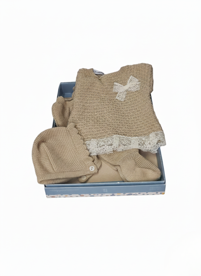 CONJUNTO DE PUNTO DE 3 PIEZAS BEIGE CON DETALLES DE ENCAJE