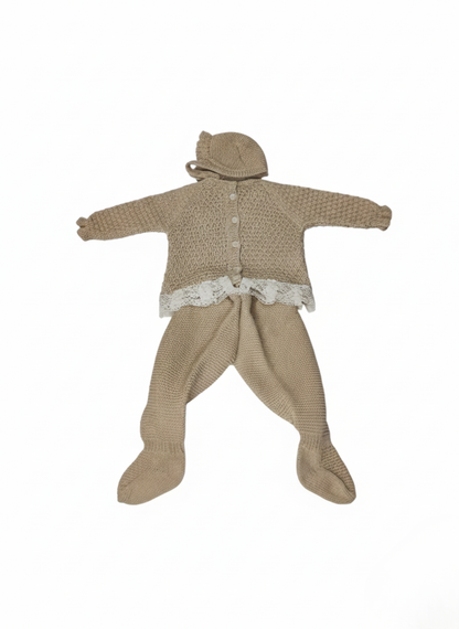 CONJUNTO DE PUNTO DE 3 PIEZAS BEIGE CON DETALLES DE ENCAJE