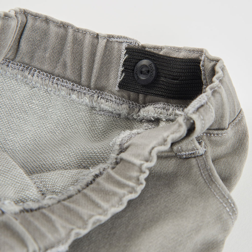 PANTALÓN DENIM GRIS CON FLORES