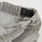 PANTALÓN DENIM GRIS CON FLORES