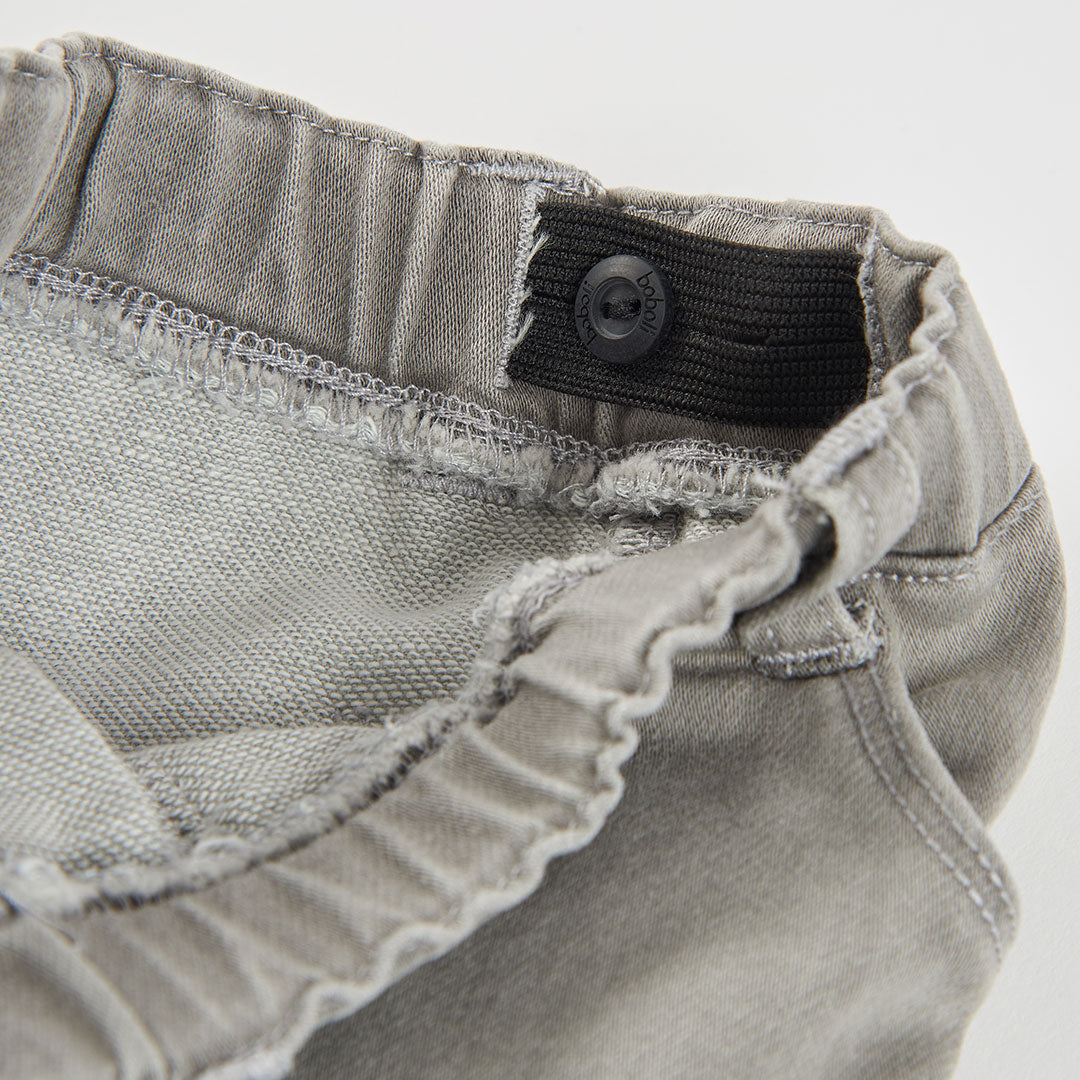 PANTALÓN DENIM GRIS CON FLORES