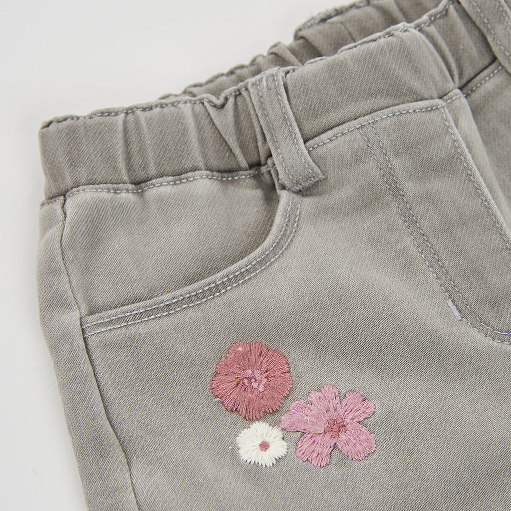 PANTALÓN DENIM GRIS CON FLORES