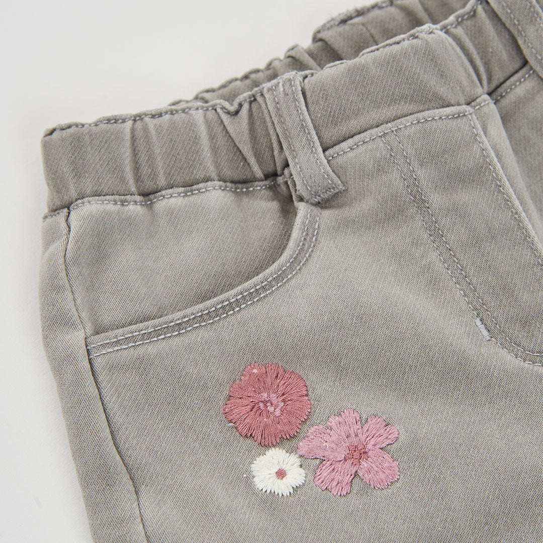 PANTALÓN DENIM GRIS CON FLORES