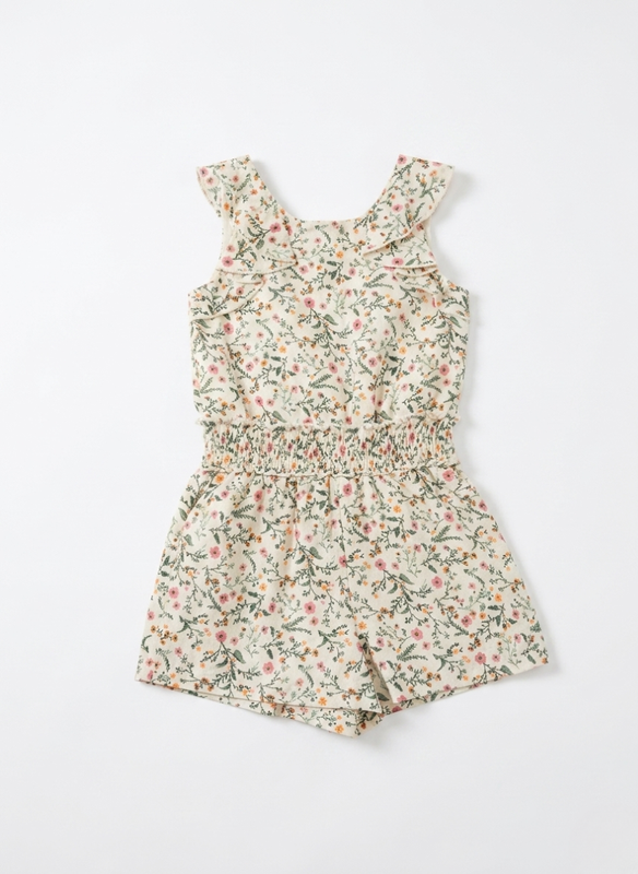 MONO DE NIÑA CON ESTAMPADO DE FLORES